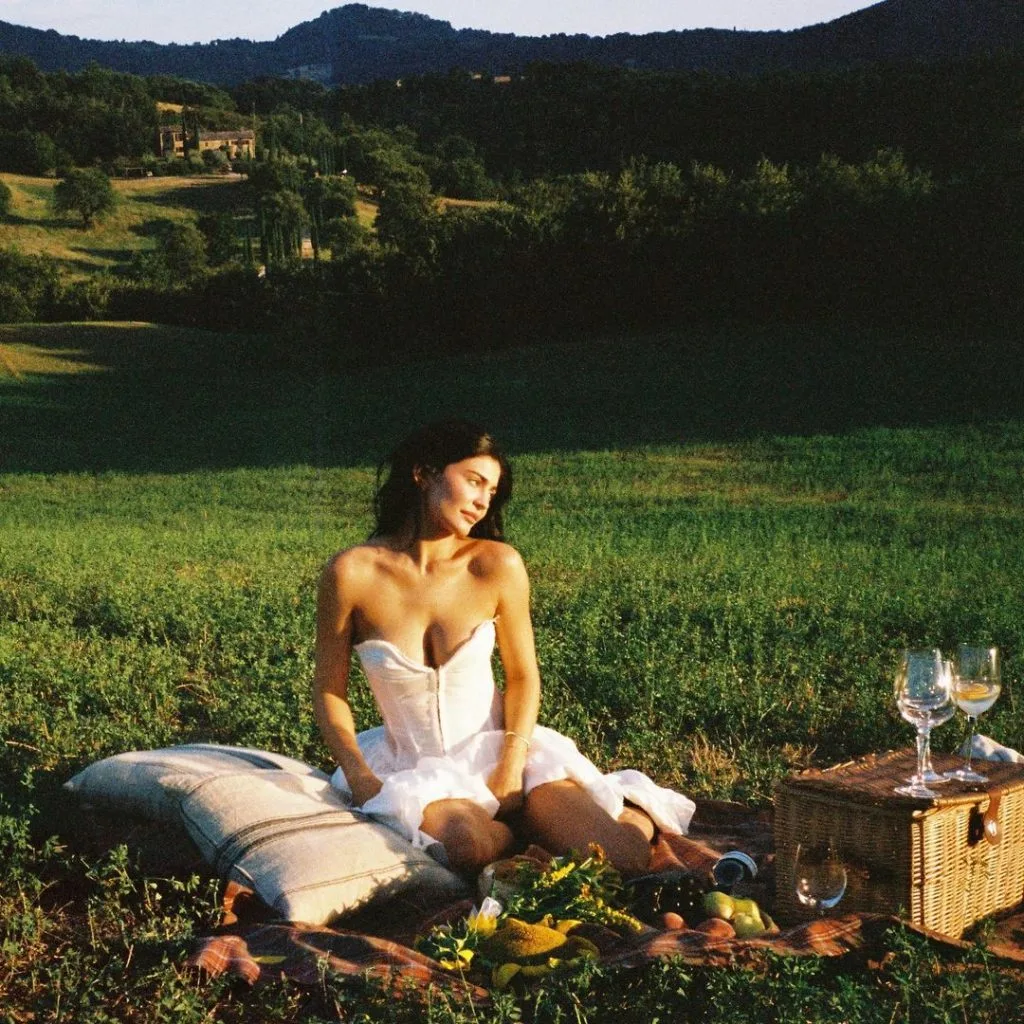 kylie jenner picnic ngoài trời