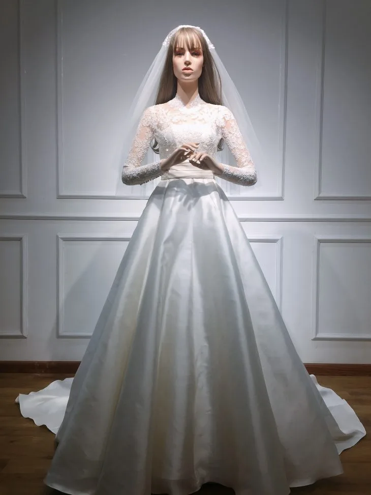 Vay cuoi cua hoa hau Dang Thu Thao goi nhac vay cuoi noi tieng cua cong nuong Grace Kelly 4 Vay cuoi cua hoa hau Dang Thu Thao goi nhac vay cuoi noi tieng cua cong nuong Grace Kelly 4
