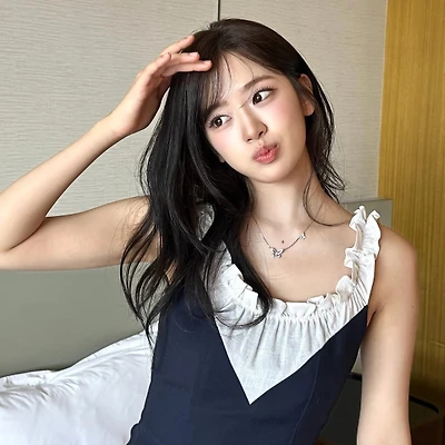 cô gái để tay lên tóc mái