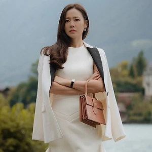 Son Ye Jin phối đồ với đầm trắng, áo khoác trắng, xách túi nâu trong Crash Landing On You
