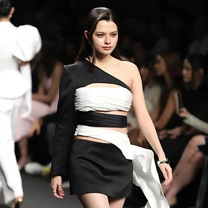 Becky Armstrong: Nàng thơ đa sắc tại ELLE Fashion Week 2025