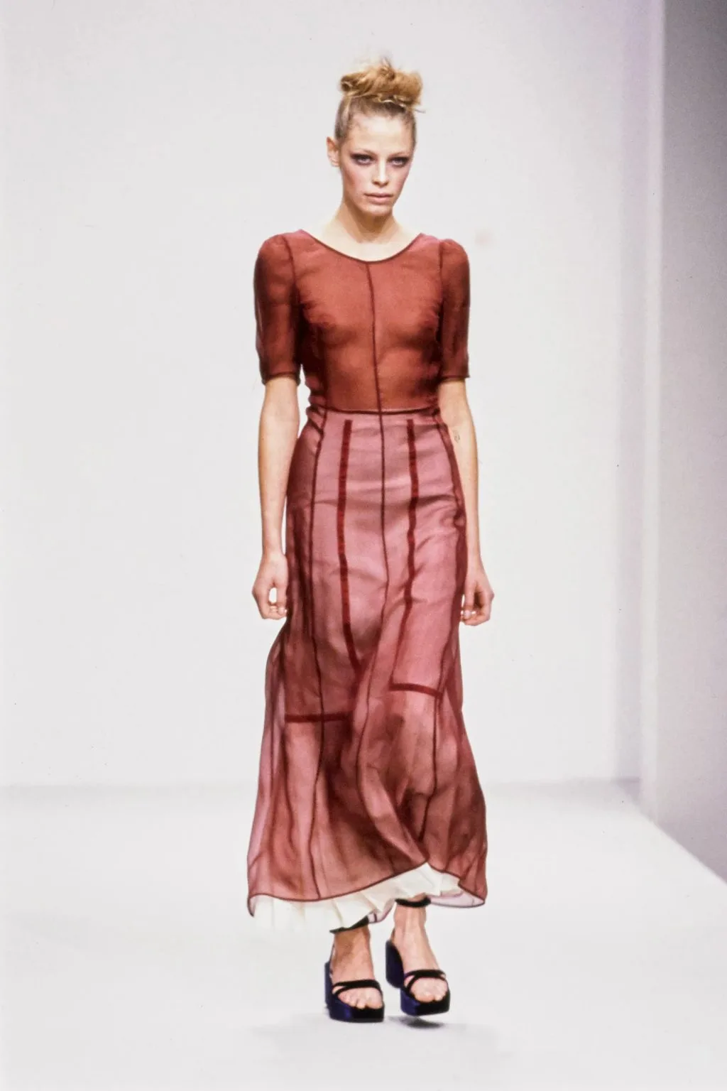 Prada spring 1997 phong cách tối giản chân váy