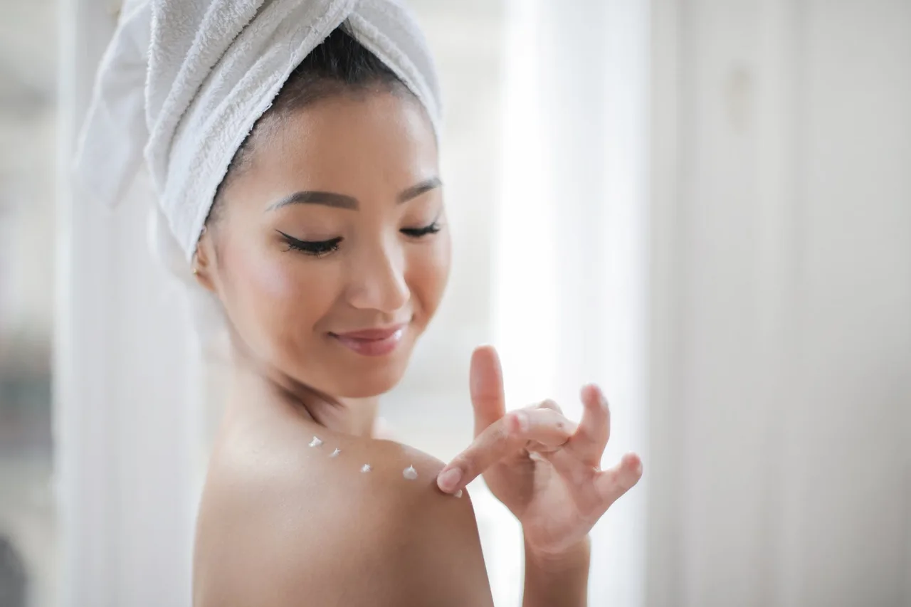 Kem chống nắng-Cô gái bôi kem lên vai. Kem chống nắng-Cô gái bôi kem lên vai.