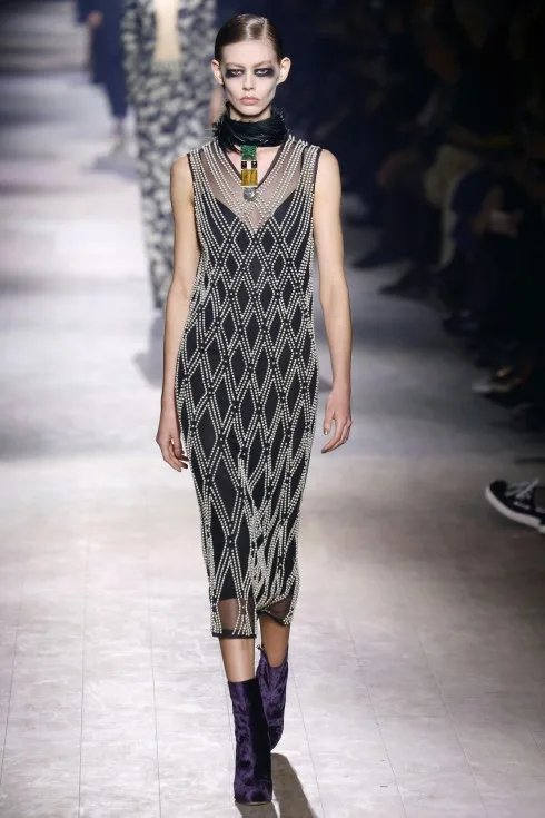 Chiếc váy được làm từ ngọc trai và pha lê mang xu hướng thời trang cuối thập niên 20 từ Dries Van Noten