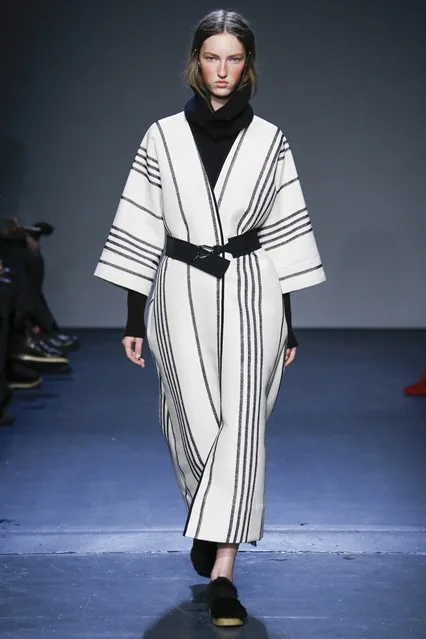Một thiết kế áo khoác oversized đen trắng độc đáo từ Zero + Maria Cornejo
