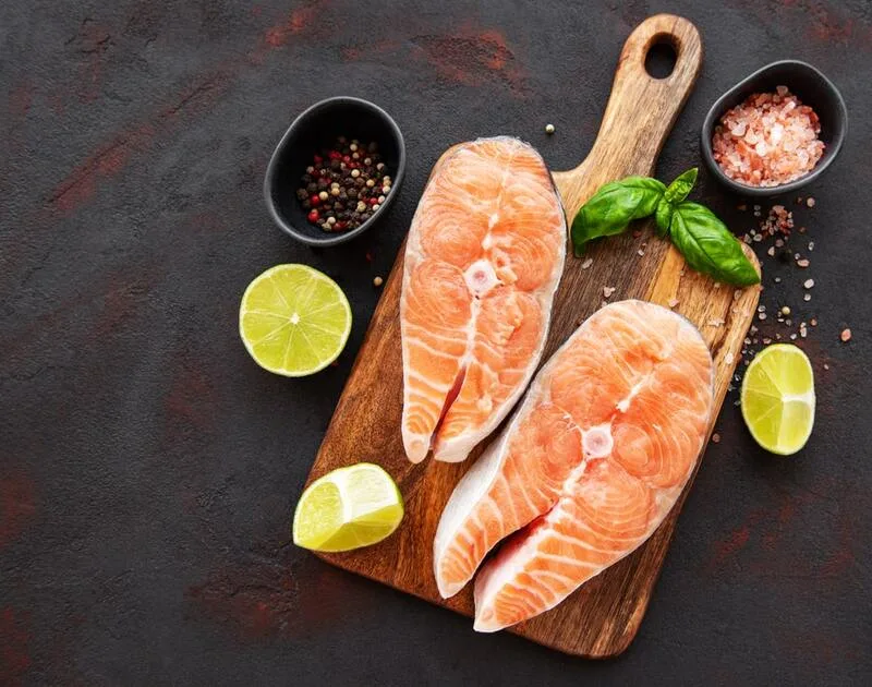 Cá hồi và các loại cá béo có nhiều axit béo omega-3, giúp giảm viêm và có thể giúp giảm huyết áp Cá hồi và các loại cá béo có nhiều axit béo omega-3, giúp giảm viêm và có thể giúp giảm huyết áp