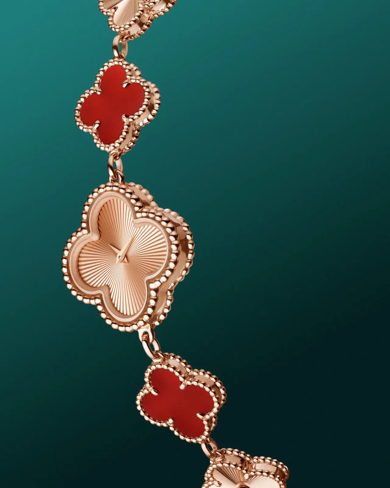 vòng đồng hồ Alhambra Van Cleef & Arpels