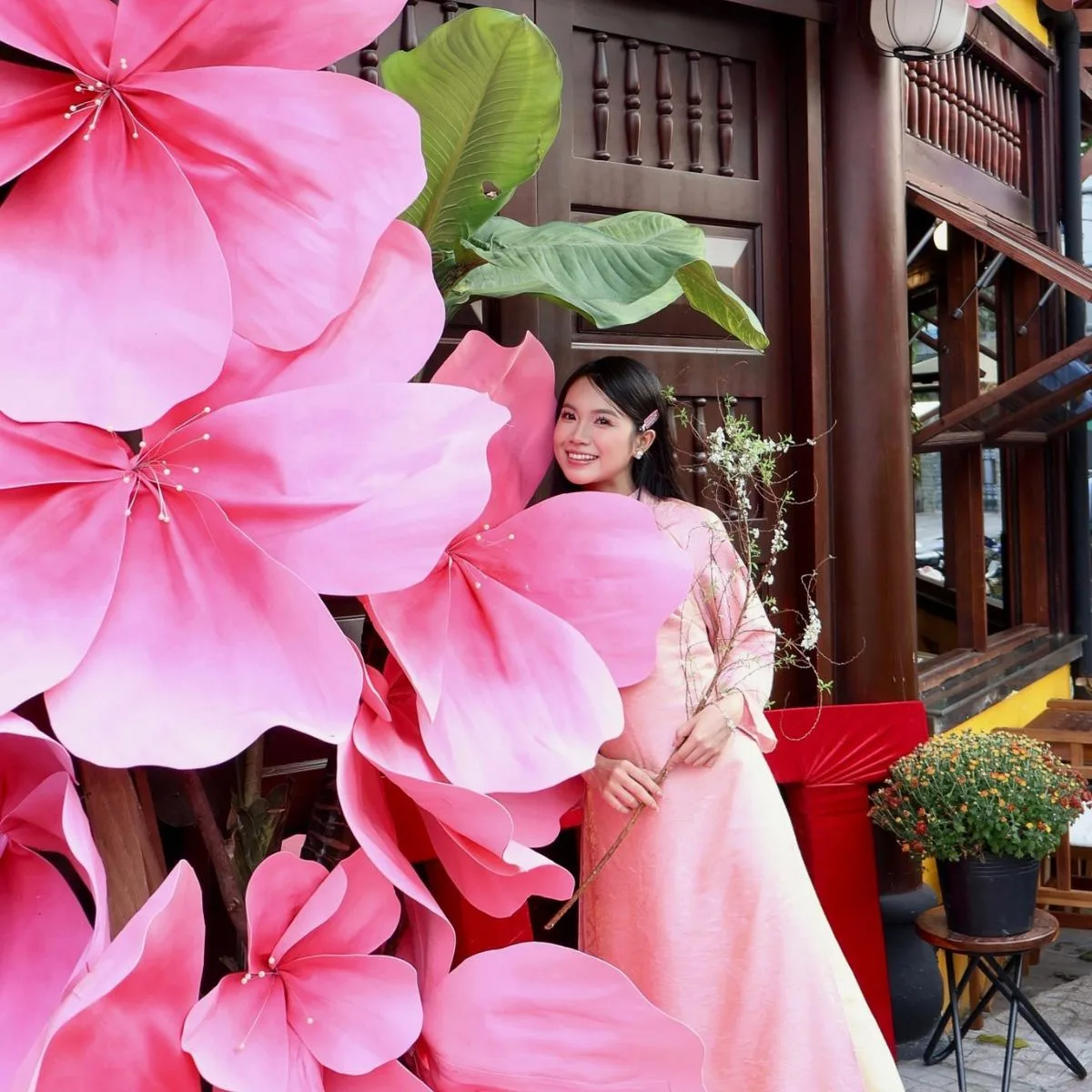 Quán cà phê Vệt Nâu gợi mở không khí Tết qua những bối cảnh được bày trí tinh tế và giàu cảm hứng.