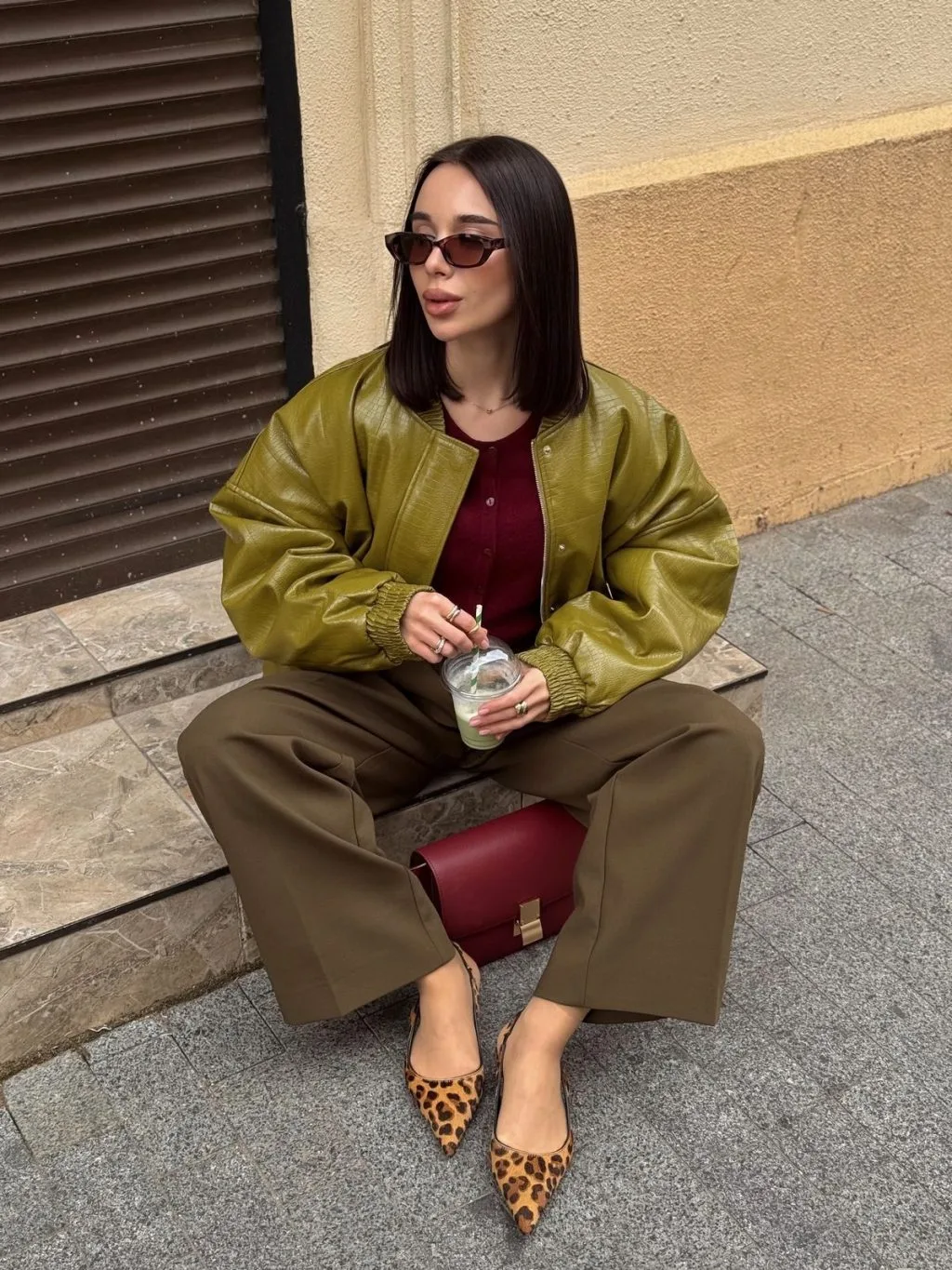 áo khoác trench coat xanh rêu khoác ngoài áo đỏ đô