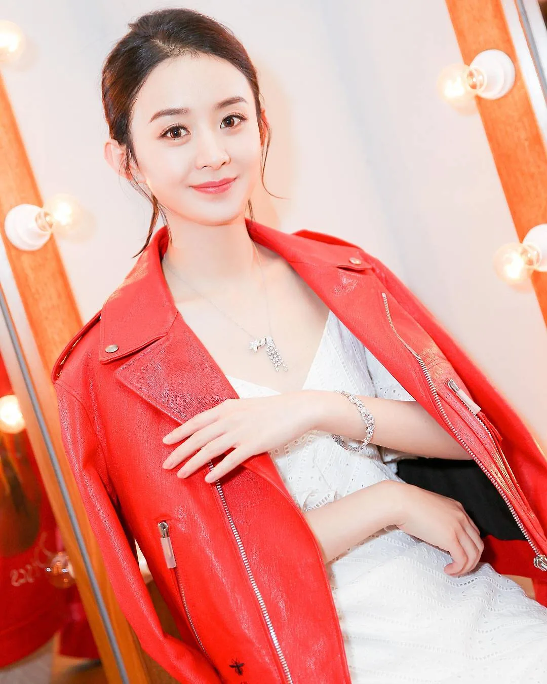 Triệu Lệ Dĩnh mặc áo da màu đỏ