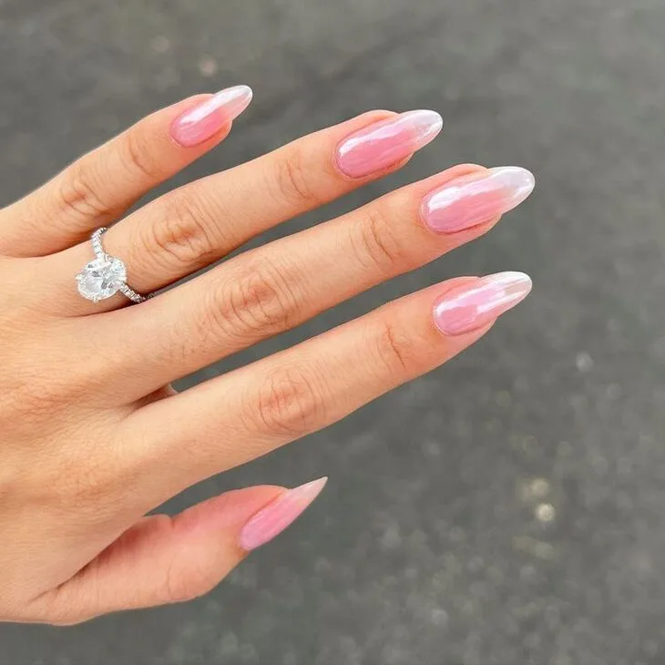 Sự kết hợp giữa các sắc thái hồng và trắng cho lớp nền trắng sữa của bạn là một sự kết hợp tuyệt vời. Ảnh: Instagram@ NAILSBYZOLA. Sự kết hợp giữa các sắc thái hồng và trắng cho lớp nền trắng sữa của bạn là một sự kết hợp tuyệt vời. Ảnh: Instagram@ NAILSBYZOLA.