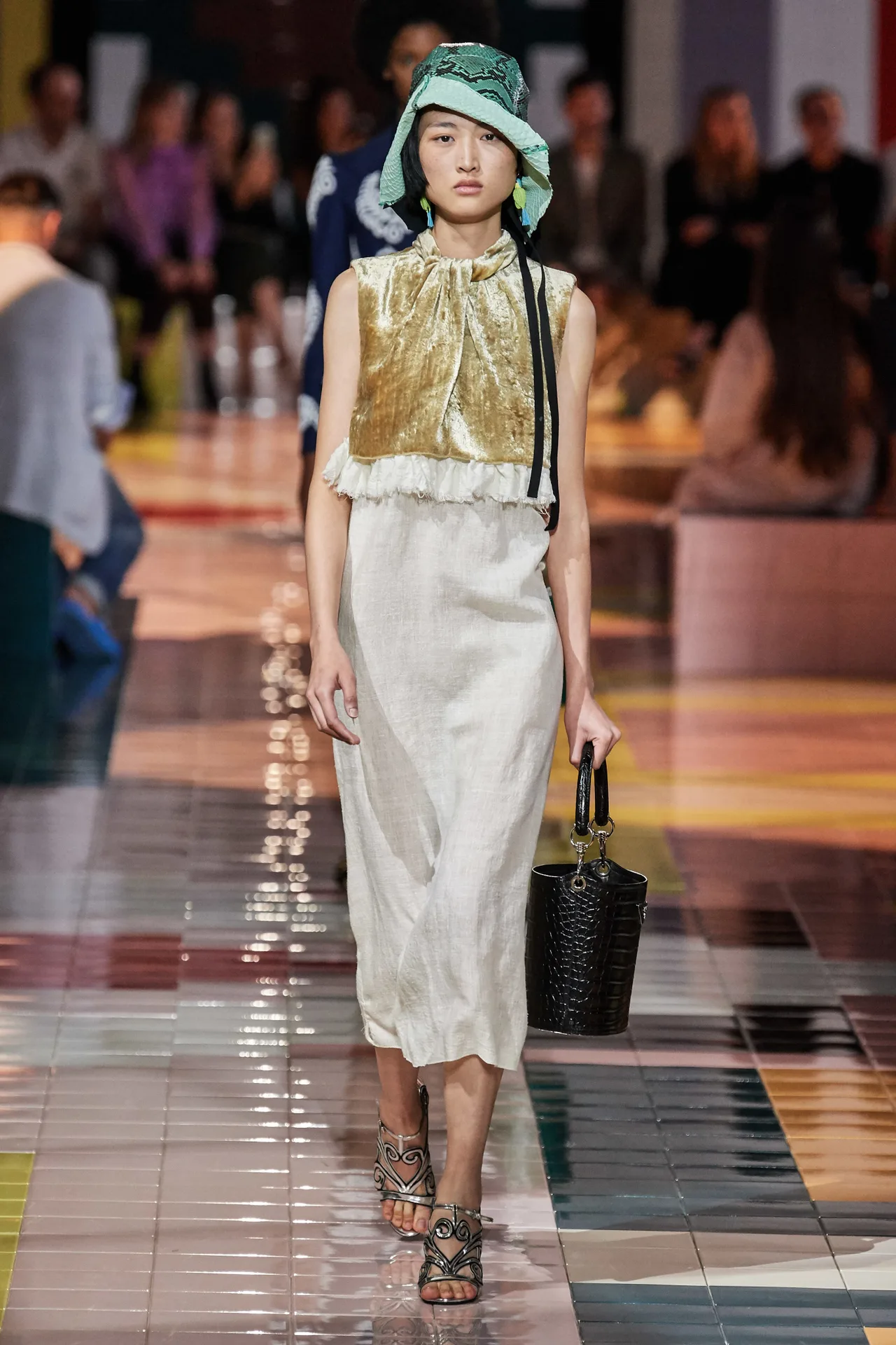 áo cổ yếm và chân váy prada