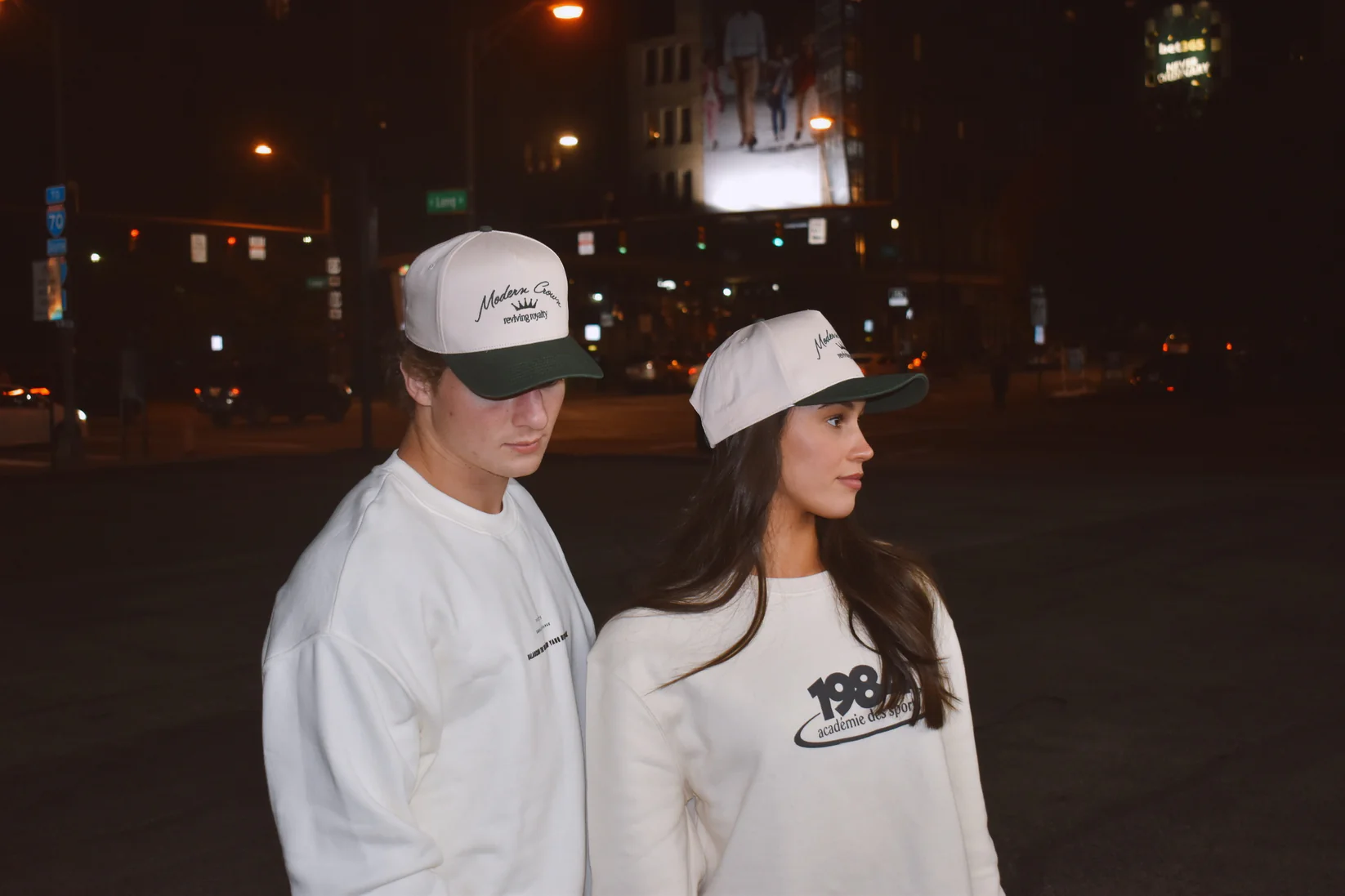 Outfit trắng và mũ lưỡi trai viền xanh lá