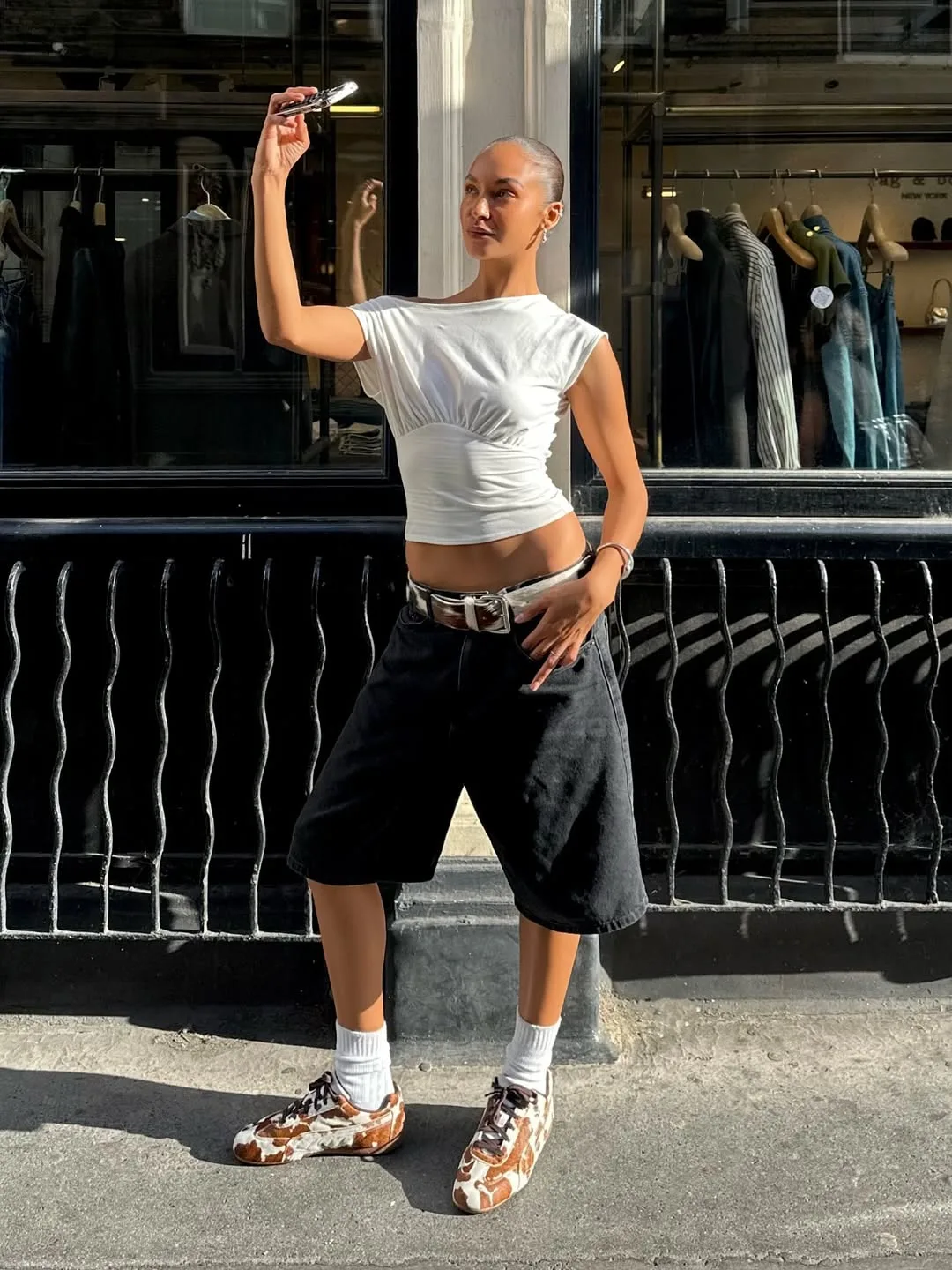 Kết hợp quần shorts ống rộng cùng áo kiểu sát nách và giày sneakers cho những chuyến dạo phố tự tại.