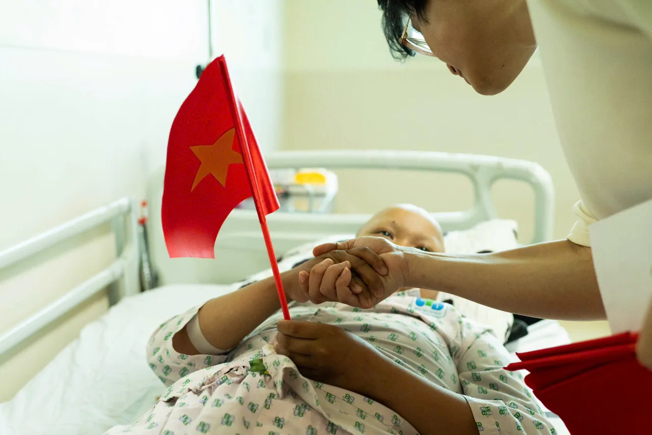 Hà Anh Tuấn tặng Quốc kỳ cho bệnh nhân bệnh viện Ung Bướu TPHCM