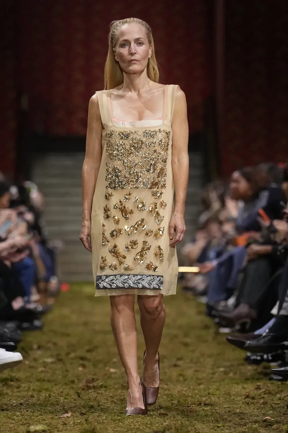 Diễn viên Gillian Anderson catwalk tại Miu Miu Thu - Đông 2026.