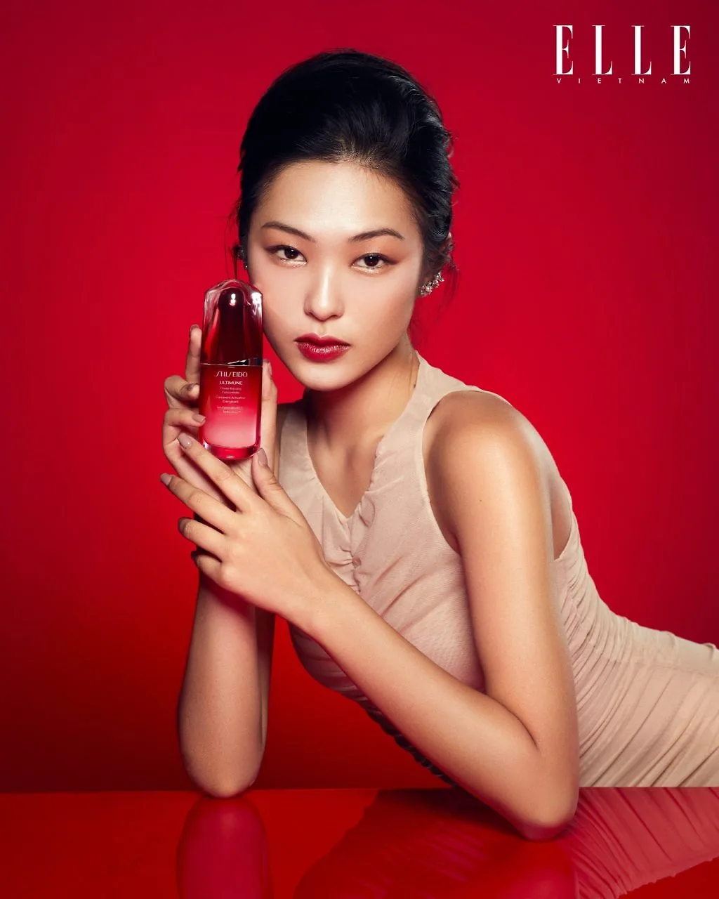 Bên trong vẻ dịu dàng Á Đông là sức mạnh tiềm ẩn, quyết liệt ngay trong cả nét nữ tính. Ultimune TĂNG CƯỜNG hệ miễn dịch và chức năng phòng thủ sẵn có của làn da, để sự rạng rỡ tỏa ra từ nền tảng khỏe mạnh bên trong. Trang phục NTK CHÂU PHẠM. Phụ kiện của stylist. Son môi Gel TechnoSatin màu Red Shift SHISEIDO Bên trong vẻ dịu dàng Á Đông là sức mạnh tiềm ẩn, quyết liệt ngay trong cả nét nữ tính. Ultimune TĂNG CƯỜNG hệ miễn dịch và chức năng phòng thủ sẵn có của làn da, để sự rạng rỡ tỏa ra từ nền tảng khỏe mạnh bên trong. Trang phục NTK CHÂU PHẠM. Phụ kiện của stylist. Son môi Gel TechnoSatin màu Red Shift SHISEIDO