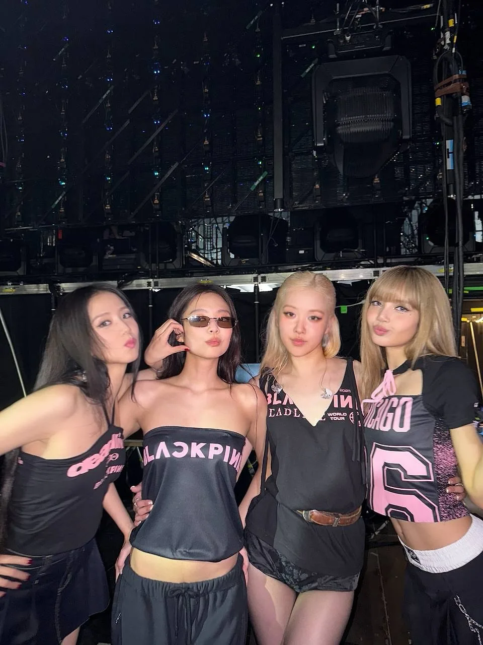 Blackpink diện merch DEADLINE
