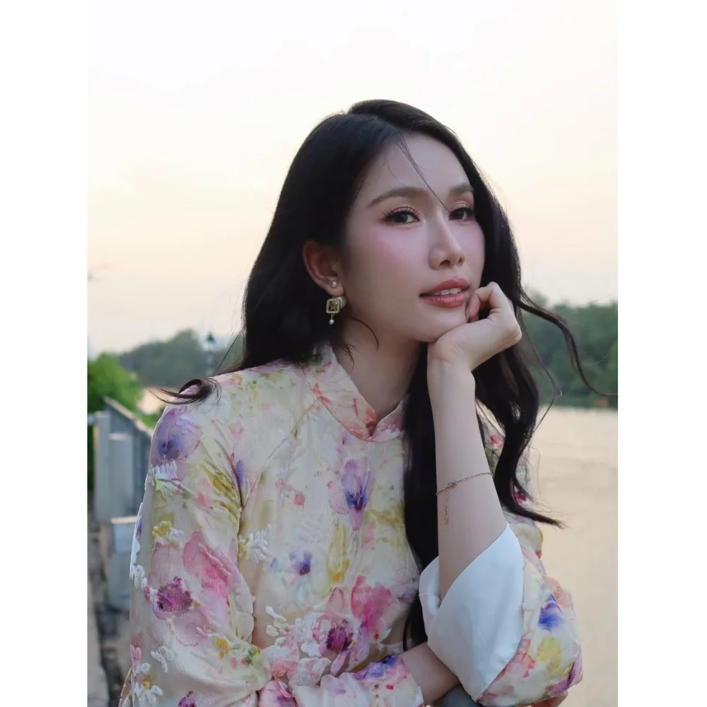 á hậu Phương Anh dùng màu son hồng đất để diện áo dài