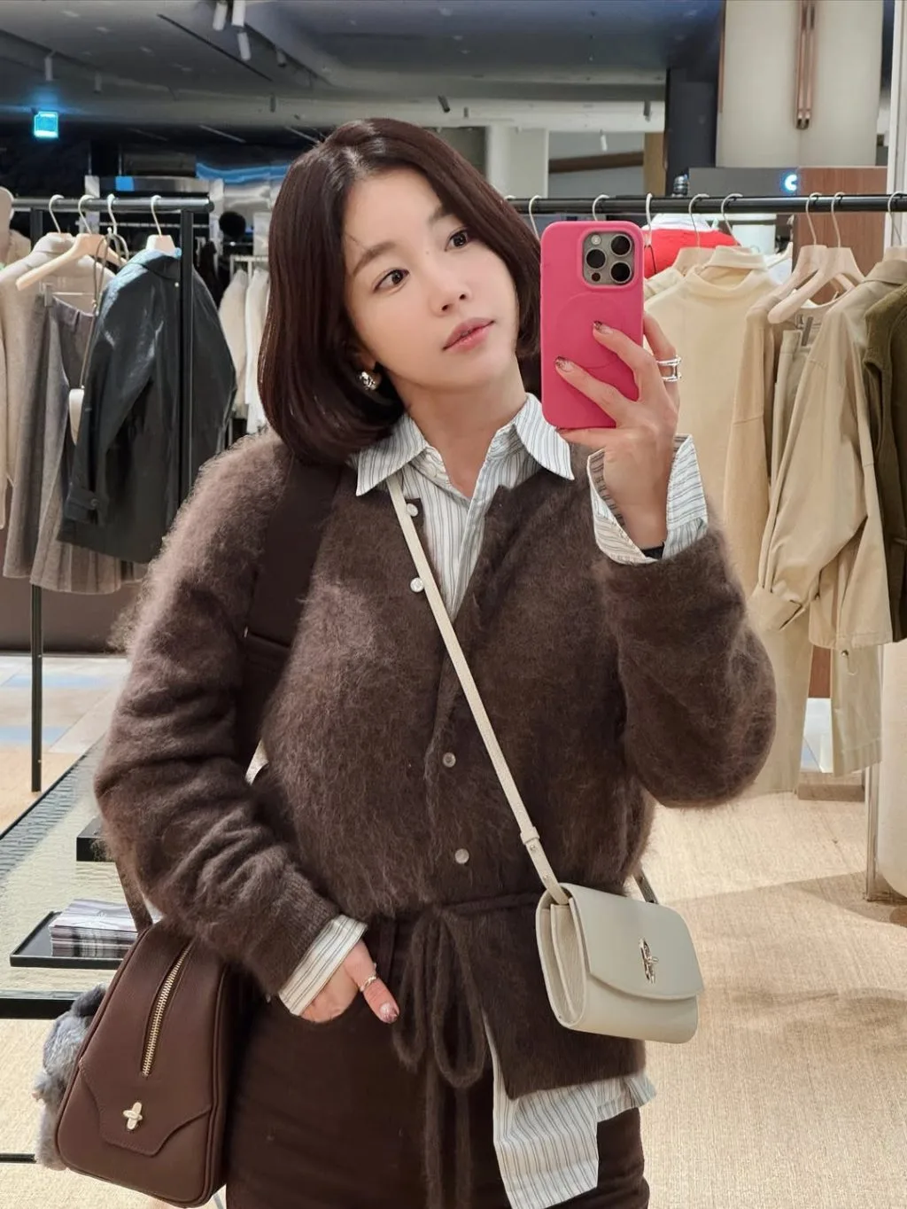 Ki Eun-se nổi bật trong chiếc áo cardigan màu mocha, vừa đơn giản vừa có điểm nhấn.