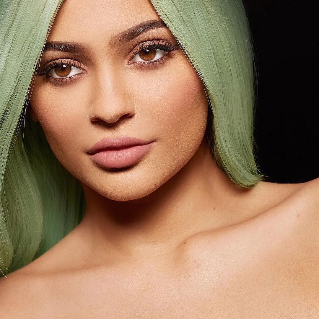 Kylie Jenner nhuộm tóc Greenery