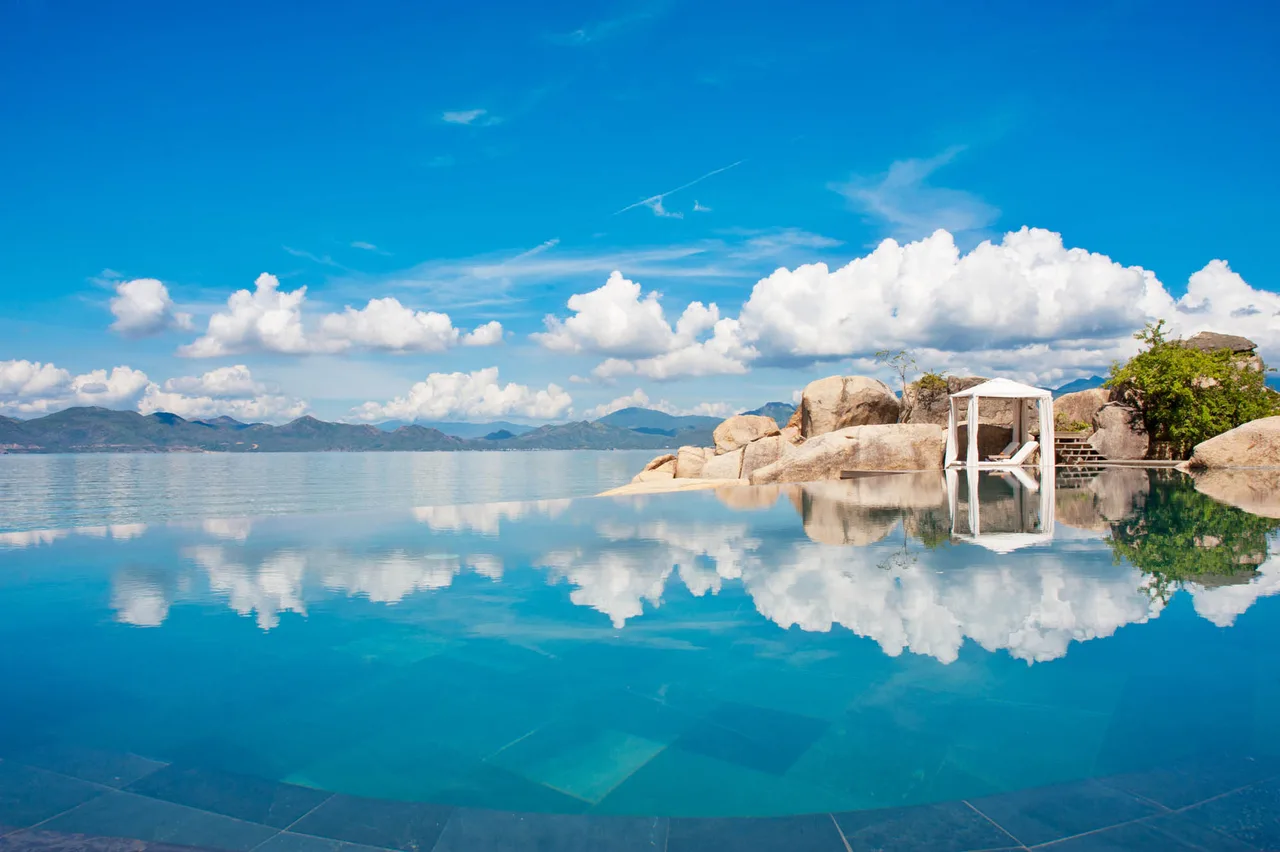(2) L_Alyana_Ninh_Van_Bay_Infinity_Pool