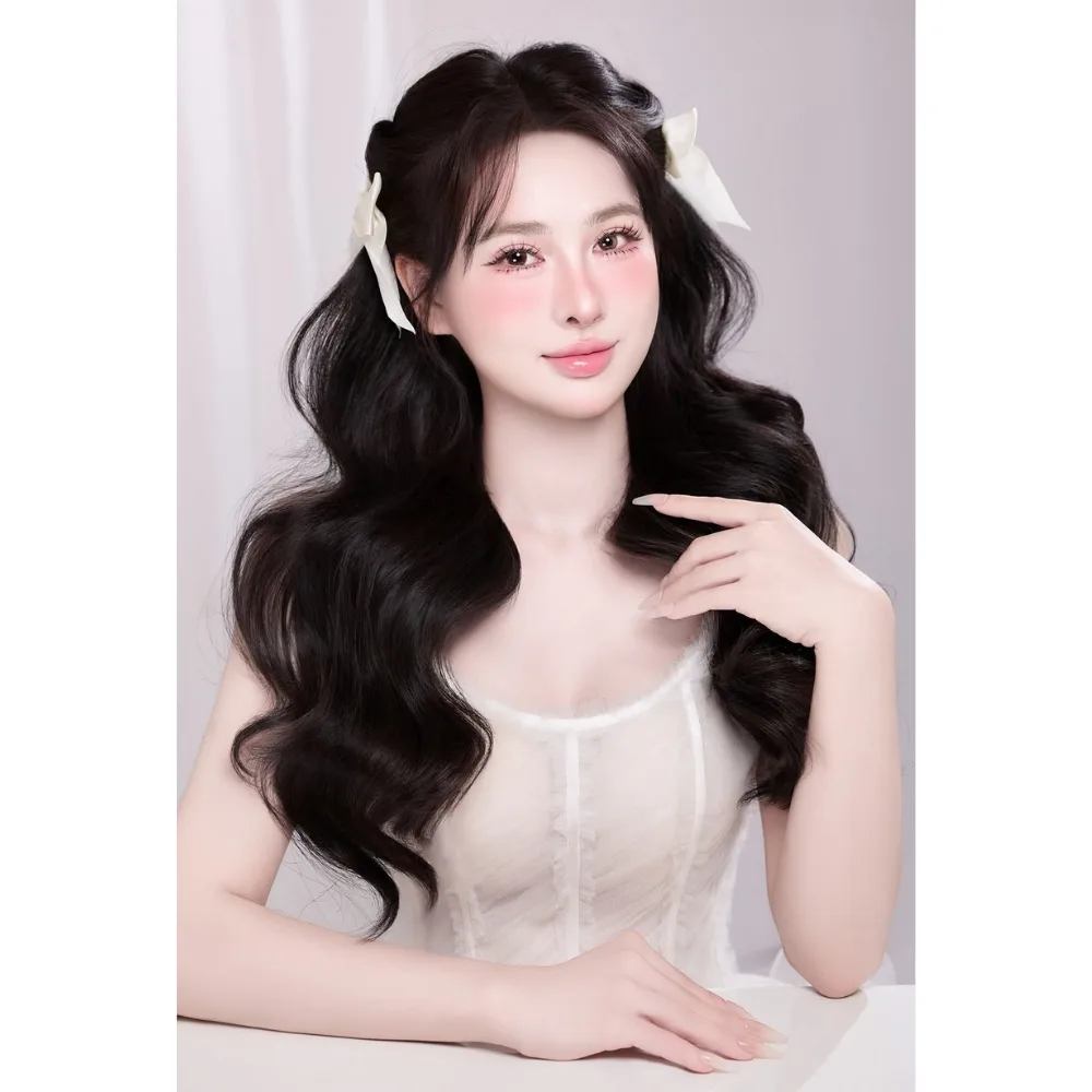 Cô gái cài nơ ở hai bên.