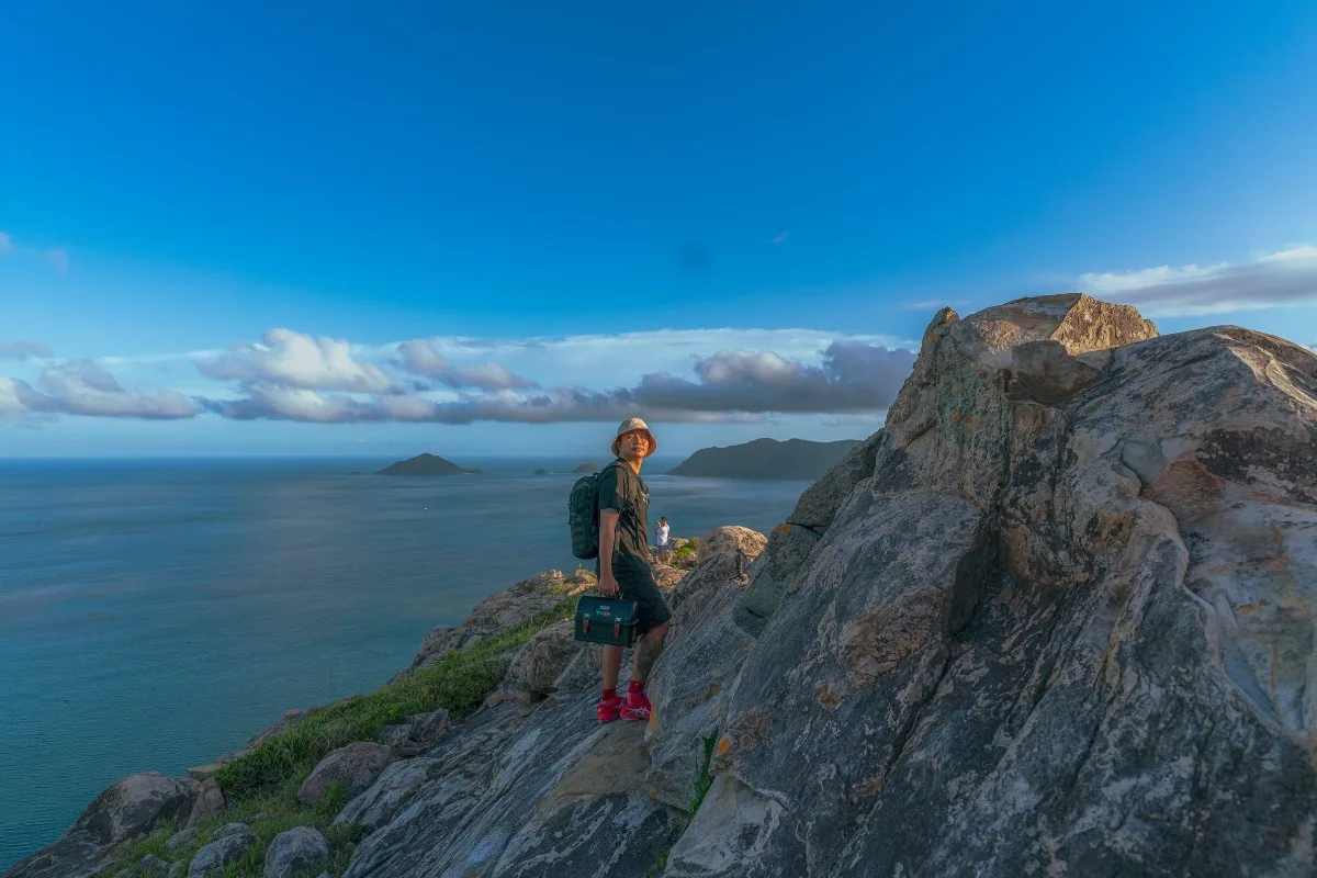 Hiking lên đỉnh Lò Vôi, Côn Đảo. (Ảnh: Vinh Gấu)