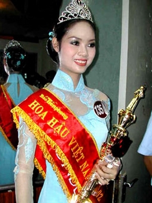Hoa Hậu Phạm Thị Mai Phương đăng quang năm 2002