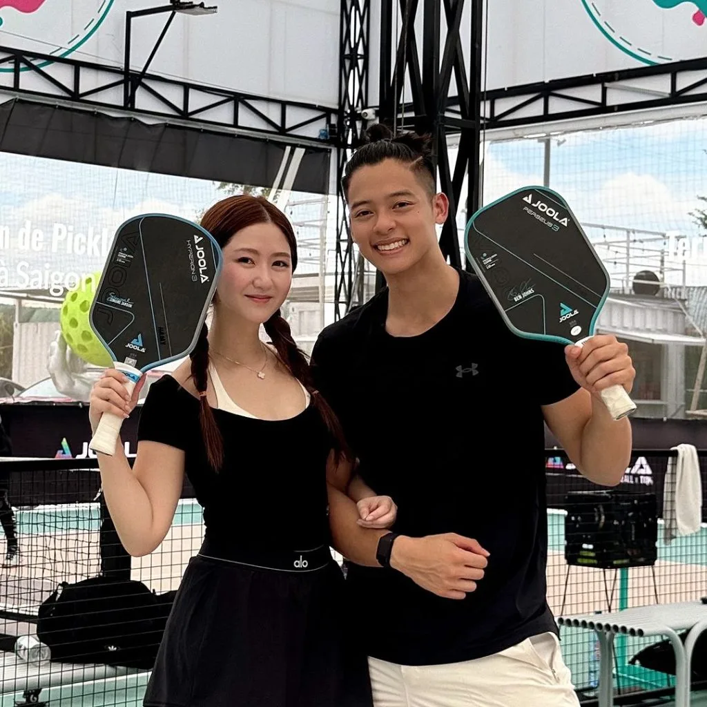 Hà My và bạn trai mặc đồ thể thao màu đen
