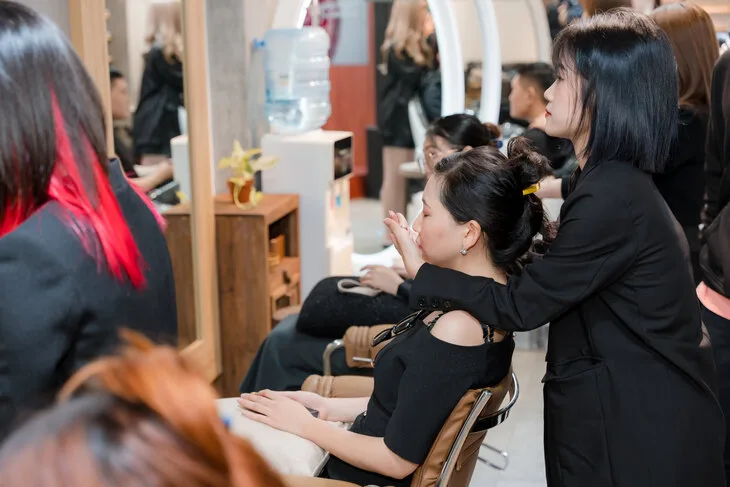Tại sự kiện, các khách mời là nghệ sĩ, báo chí, beauty influencers… trải nghiệm dịch vụ chăm sóc tóc với những điểm khác biệt như thư giãn cùng tinh dầu, tìm mùi hương Luân xa (Chakra) phù hợp với mình để đánh thức các giác quan, hồi phục năng lượng và tinh thần. Tại sự kiện, các khách mời là nghệ sĩ, báo chí, beauty influencers… trải nghiệm dịch vụ chăm sóc tóc với những điểm khác biệt như thư giãn cùng tinh dầu, tìm mùi hương Luân xa (Chakra) phù hợp với mình để đánh thức các giác quan, hồi phục năng lượng và tinh thần.