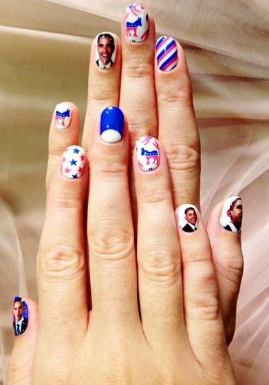 Ca sĩ Katy Perry thể hiện niềm kính trọng dành cho tổng thống Mĩ Barack Obame bắng cách tái hiện hình ảnh của ông trên bộ móng với gam màu xanh, trắng, hồng. Đây cũng là cách kêu gọi sự ủng hộ cho ông trong chiến dịch bầu cử cho tổng thống tại Hoa Kì.