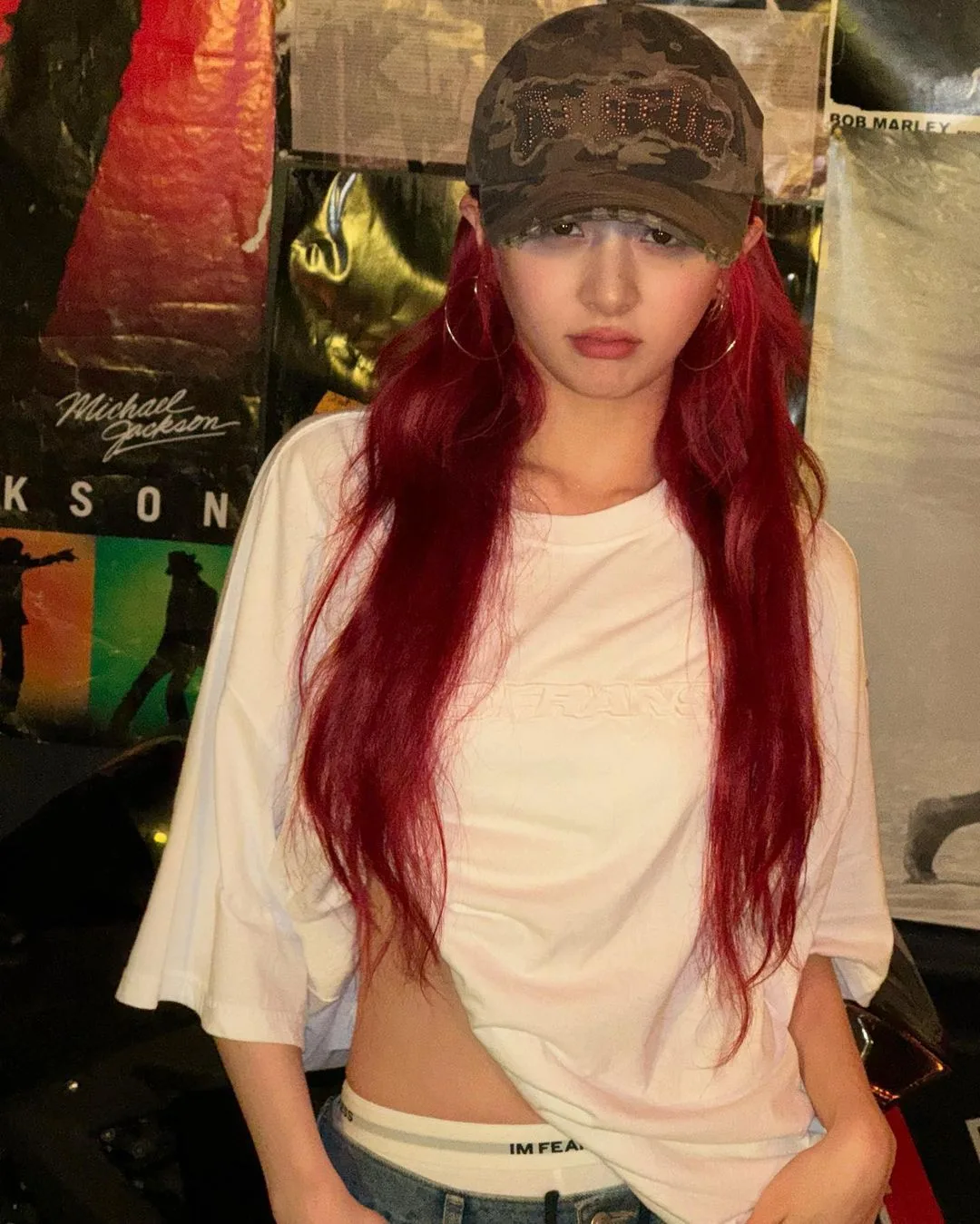 HUH YUNJIN diện áo phông