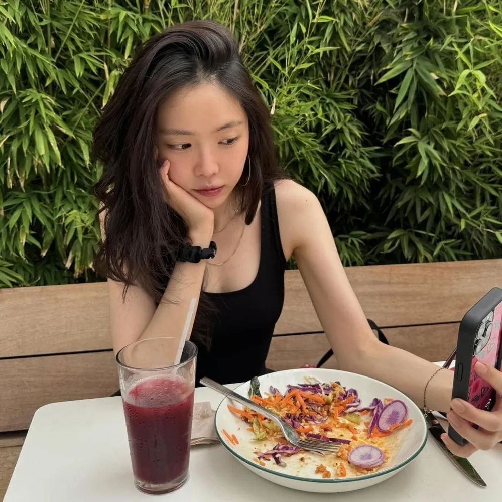 Cô gái đang ăn thực phẩm giúp thải độc gan.
