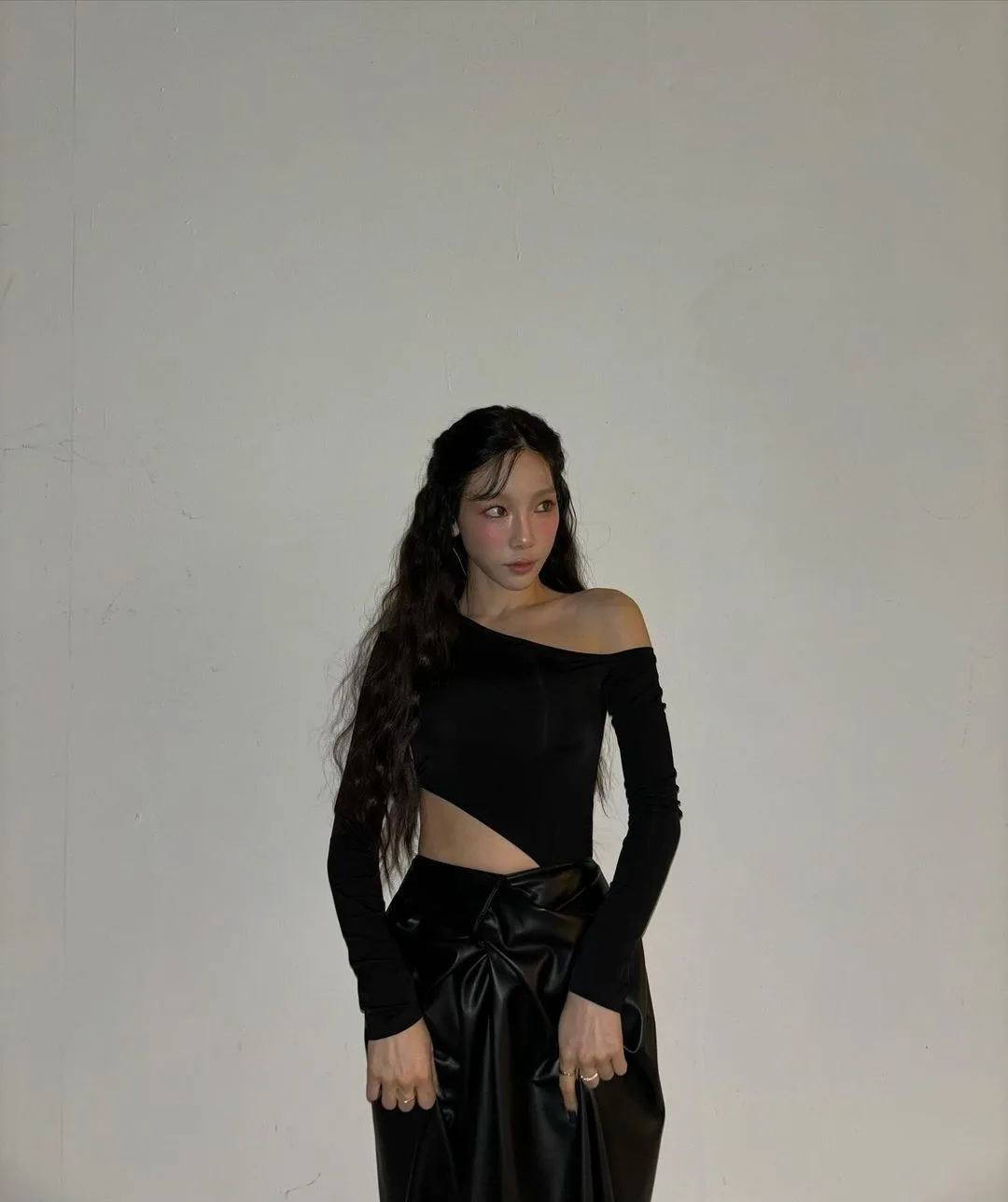 taeyeon_ss diện áo trễ vai