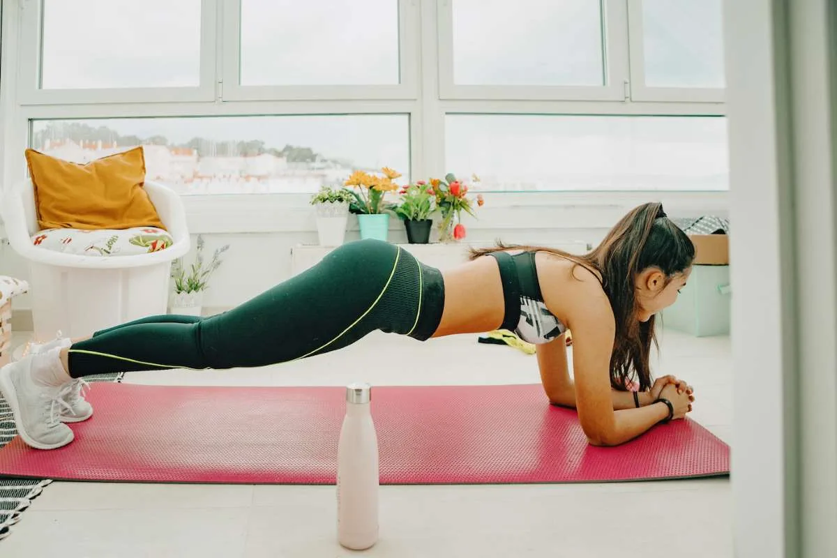 Plank thấp là bài tập Kendall Jenner thực hiện Plank thấp là bài tập Kendall Jenner thực hiện