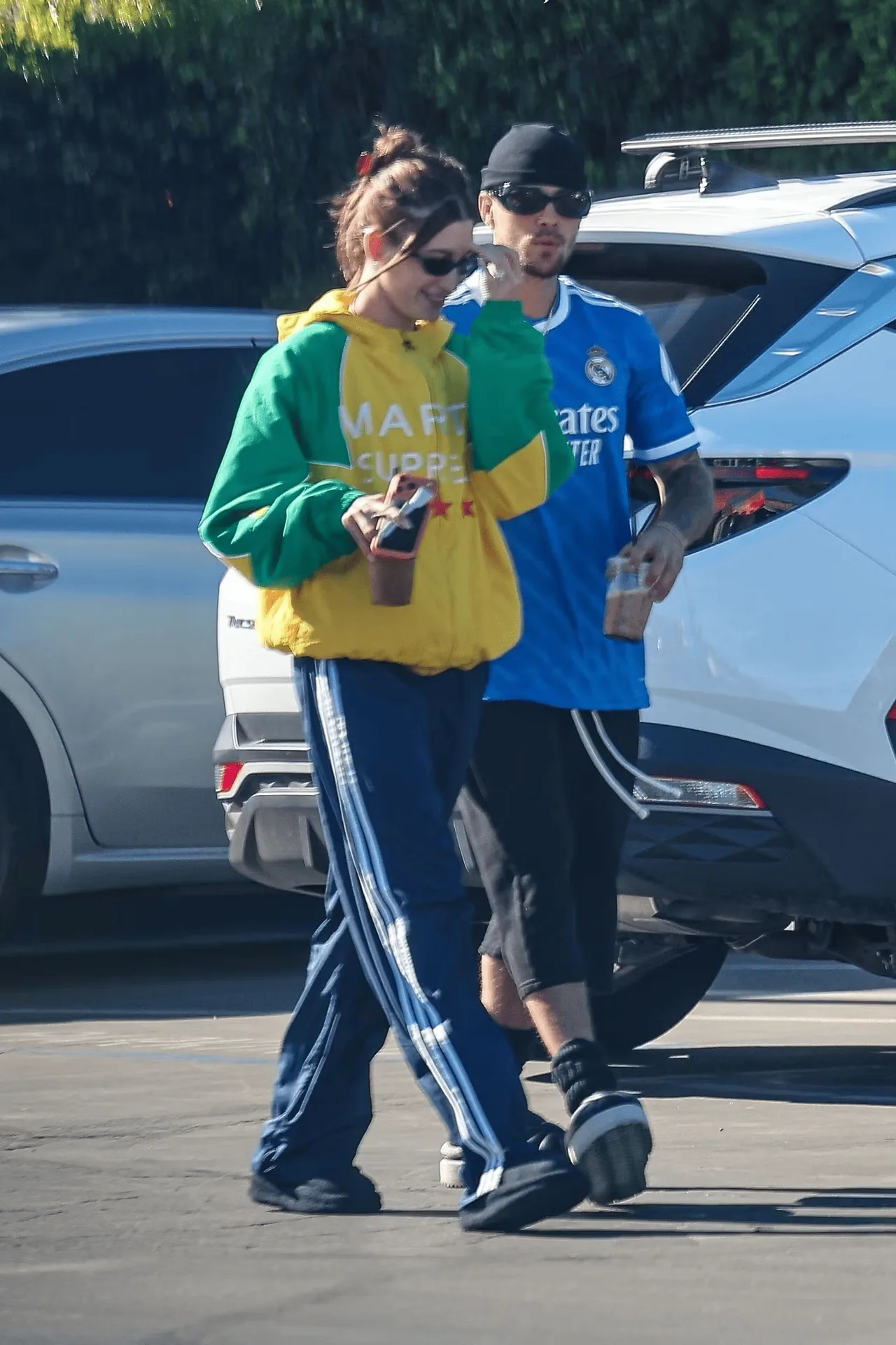 Hailey Bieber diện áo Marty Supreme