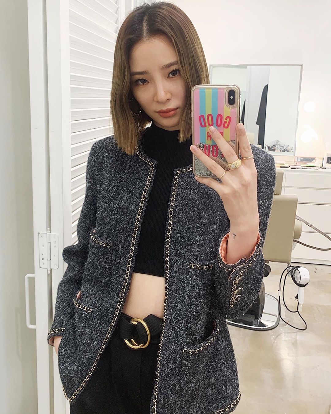 Irene Kim áo cổ lọ croptop độc đáo
