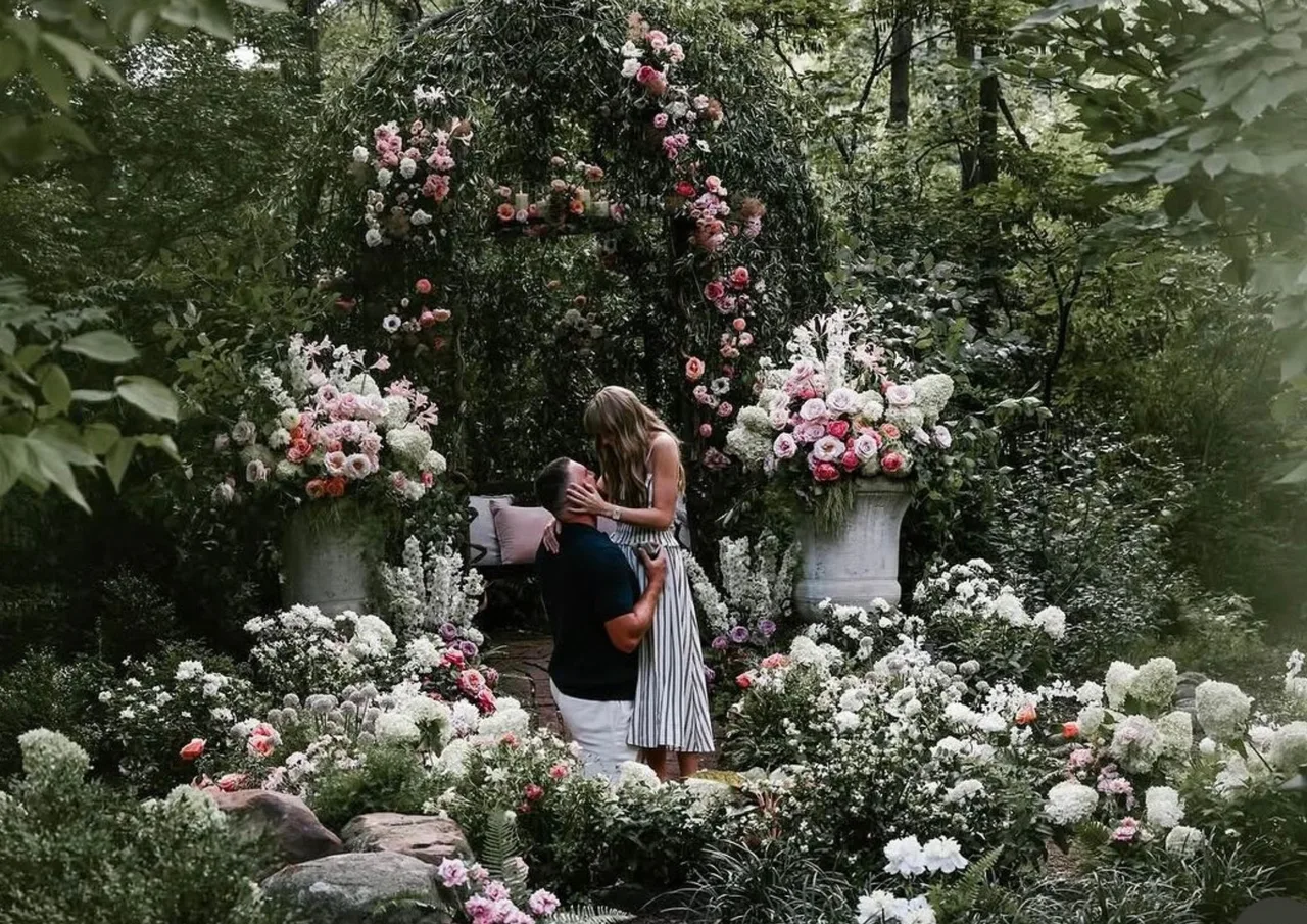 Vén màn "kịch bản" đám cưới của Taylor Swift và Travis Kelce