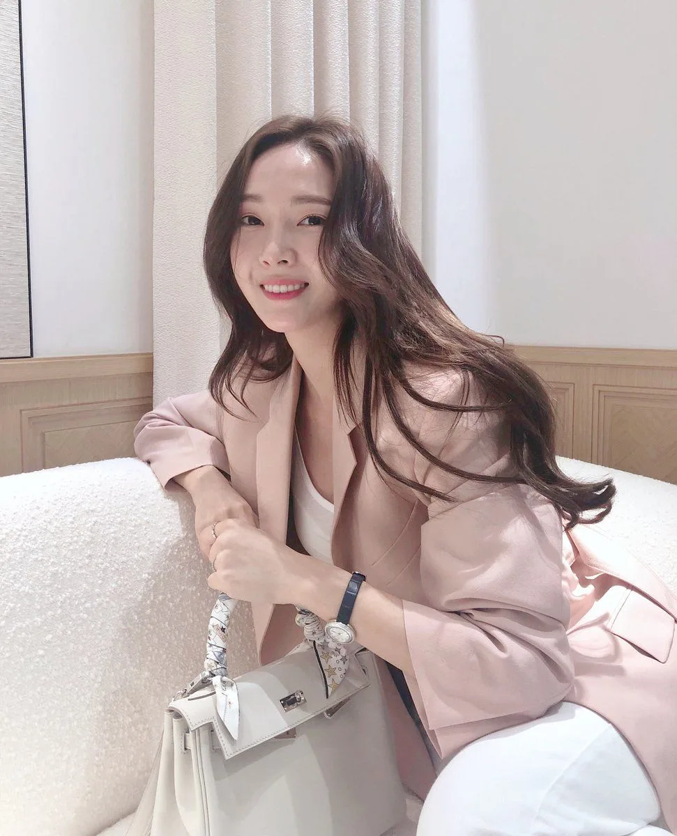 Constance màu kem cùng blazer oversize