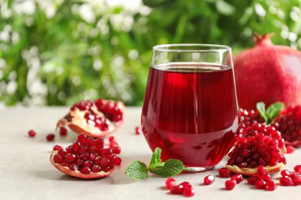 Nước ép lựu được xem là chất ức chế man chuyển tự nhiên và làm giảm huyết áp trong thời gian ngắn Nước ép lựu được xem là chất ức chế man chuyển tự nhiên và làm giảm huyết áp trong thời gian ngắn
