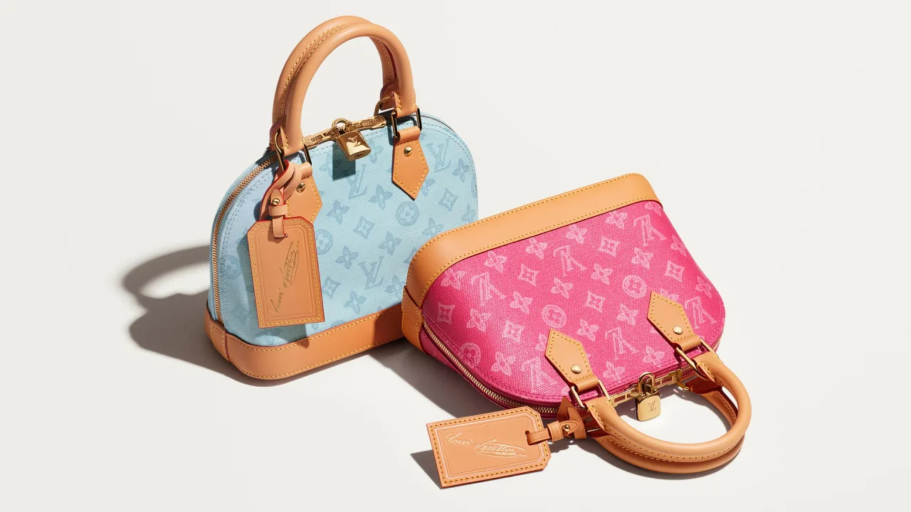 Monogram Origine: Bộ sưu tập làm mới hoa văn nguyên bản năm 1896 bằng chất liệu canvas dệt jacquard từ sợi lanh và bông với bảng màu pastel nhẹ nhàng lấy cảm hứng từ sổ lưu trữ của nhà mốt.