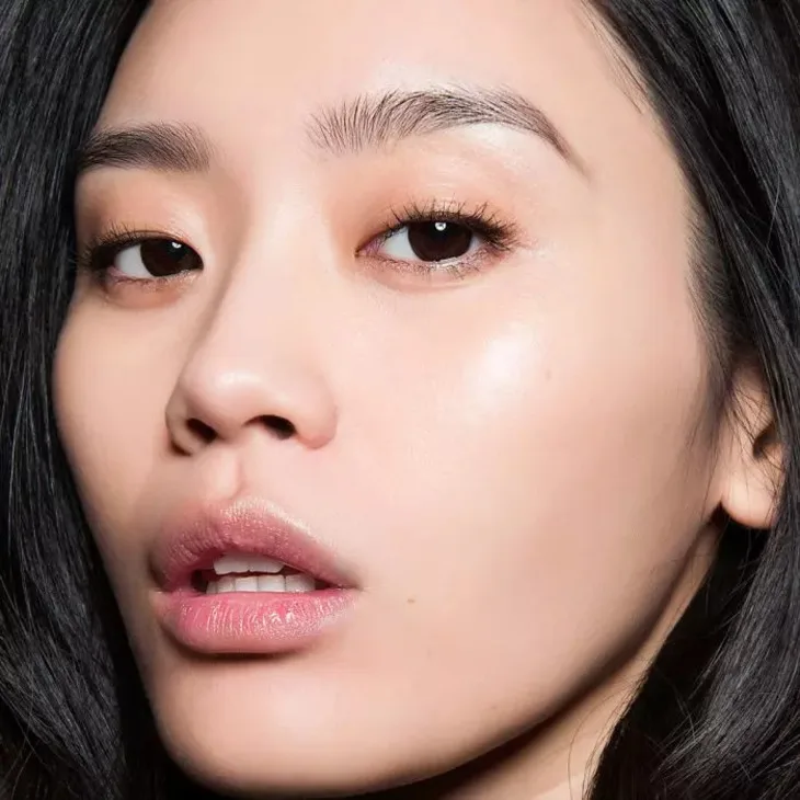 Sản phẩm có chứa các thành phần như vitamin C, retinoid, niacinamide, axit hyaluronic, SPF có công dụng dưỡng trắng da.