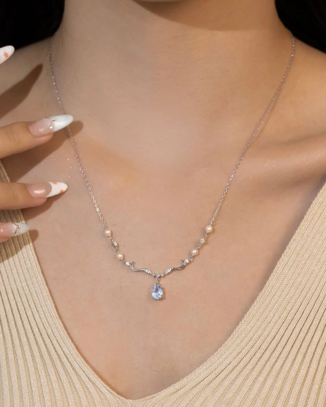 Dây chuyền bạc kết hợp đá Aquamarine – viên đá may mắn nuôi dưỡng bình an nội tại.