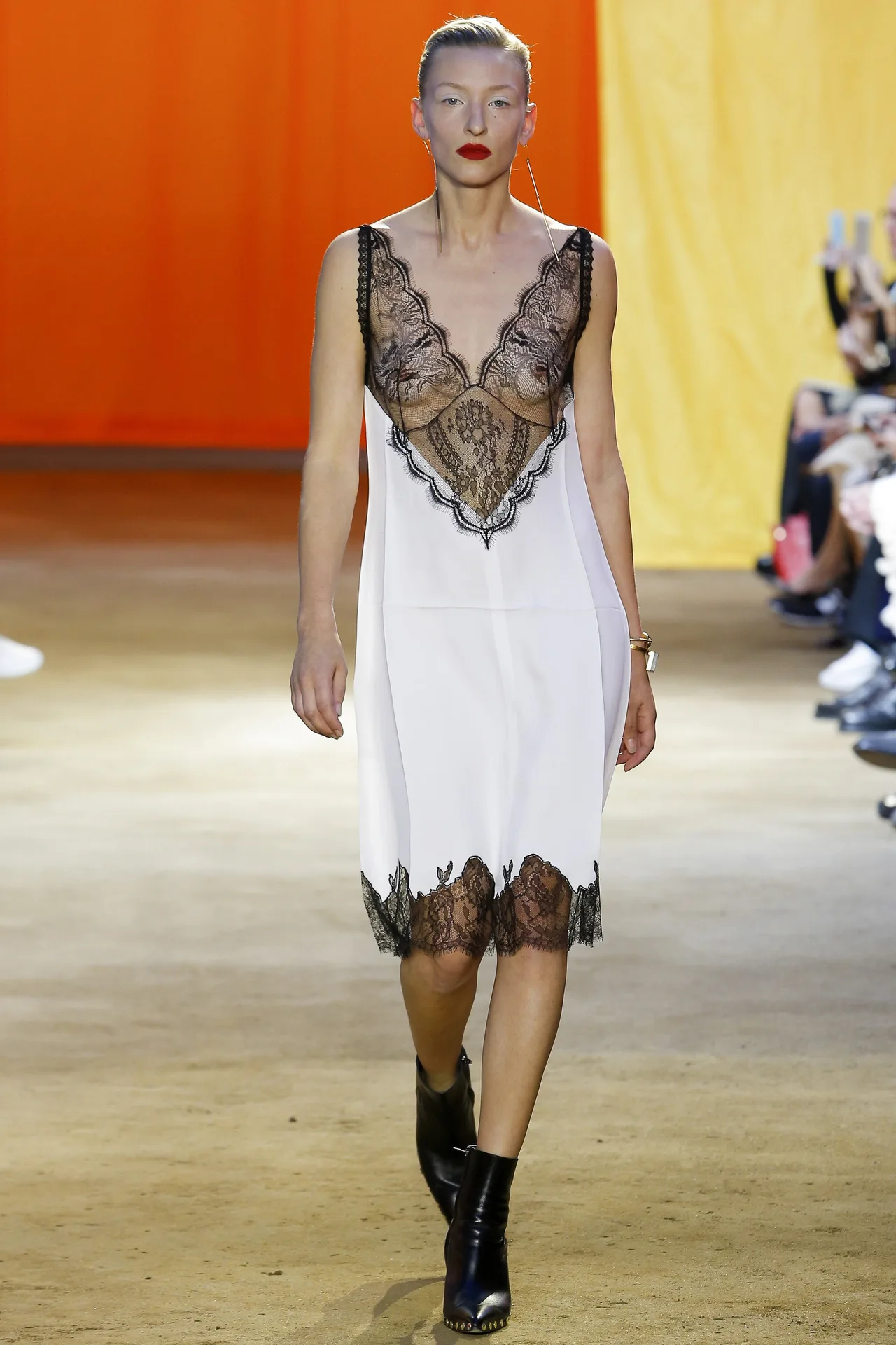 Phoebe Philo cùng Celine đã làm thay đổi thời trang như thế nào Phoebe Philo cùng Celine đã làm thay đổi thời trang như thế nào