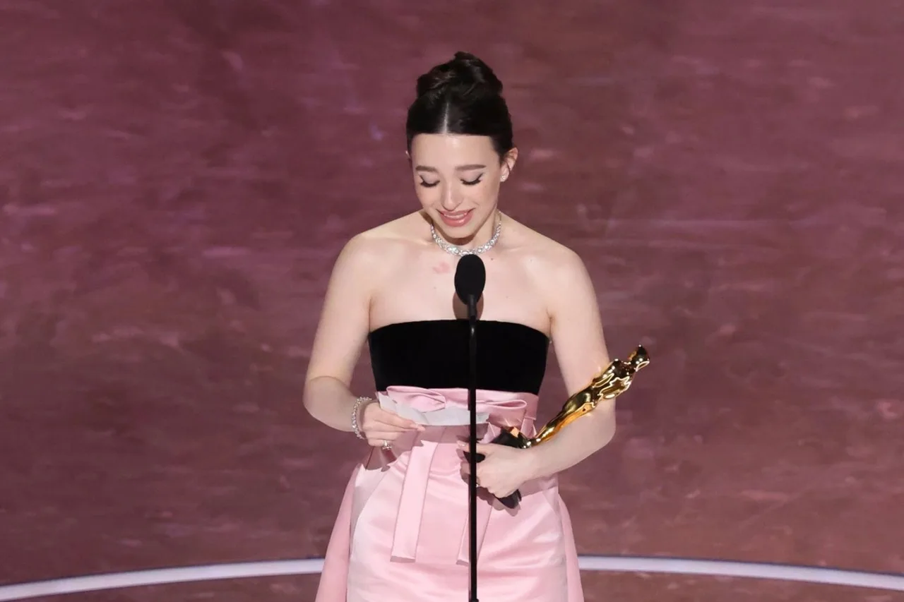 Mikey Madison đã có một đêm đáng nhớ khi giành tượng vàng Nữ diễn viên chính xuất sắc tại Oscar 2025