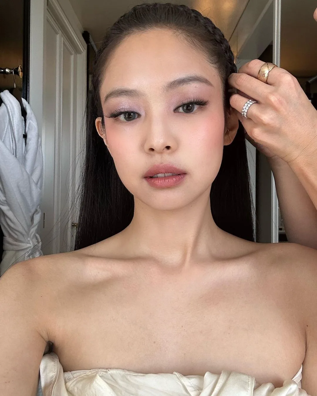 jennie đang trang điểm