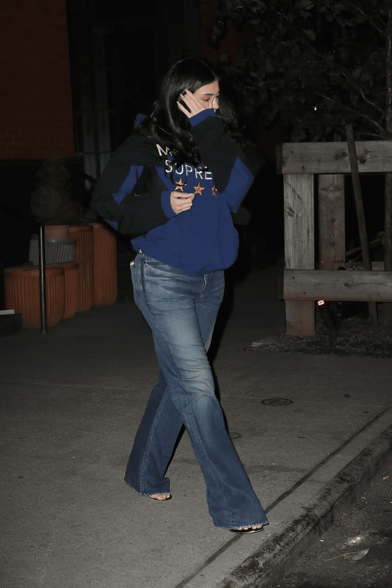 Kylie jenner diện áo Marty Supreme