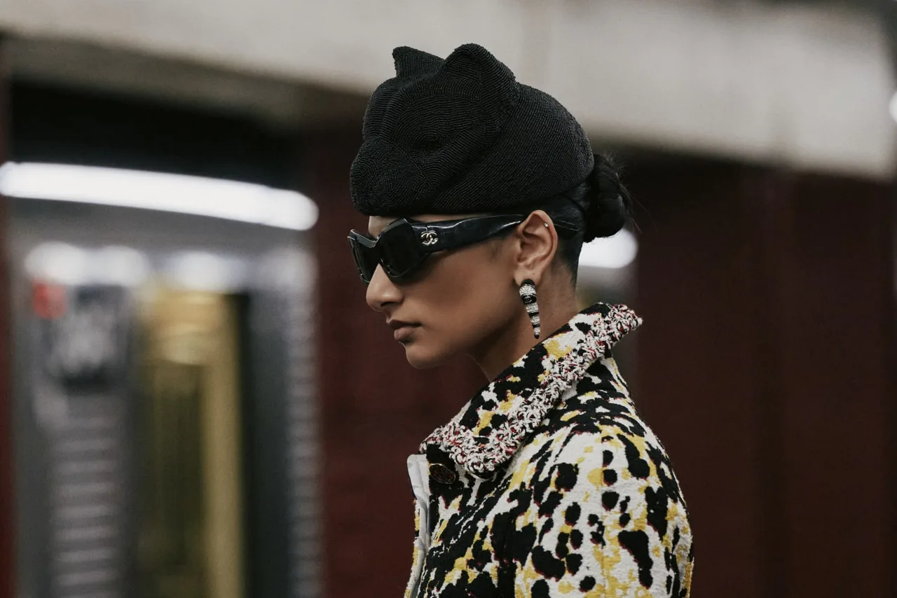 mắt kính tại Chanel Métiers d’Art 2025/2026