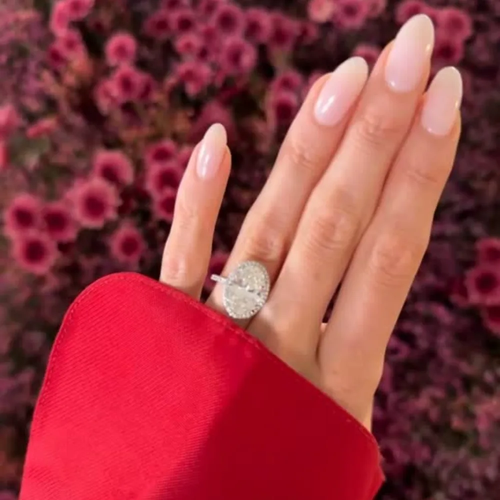 Bàn tay đang đeo nhẫn của siêu mẫu Elsa Hosk